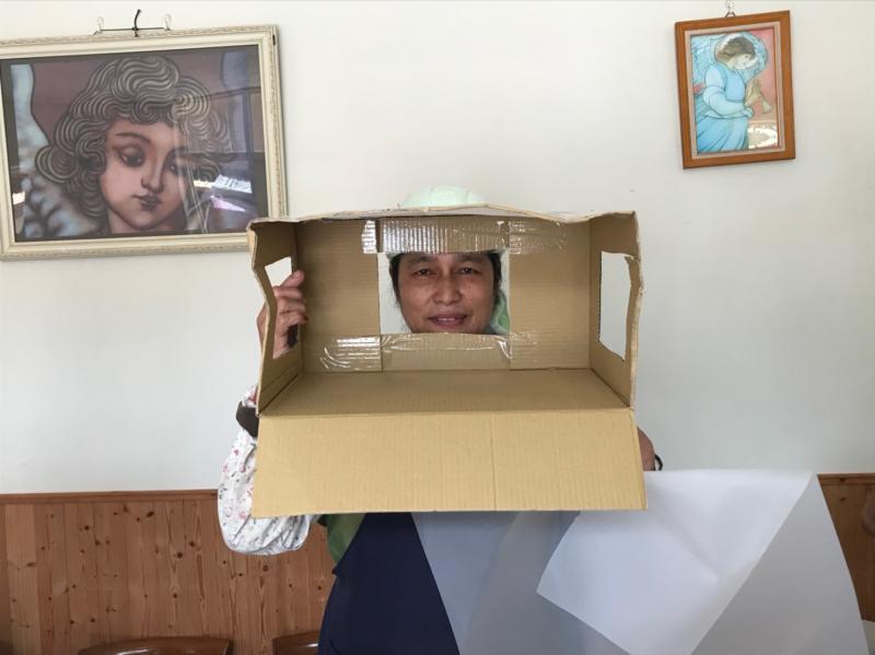學員在課堂上學習到如何利用紙箱製作簡易攝影棚，當攝影棚製作完成後，搞笑的把攝影棚做另類運用。