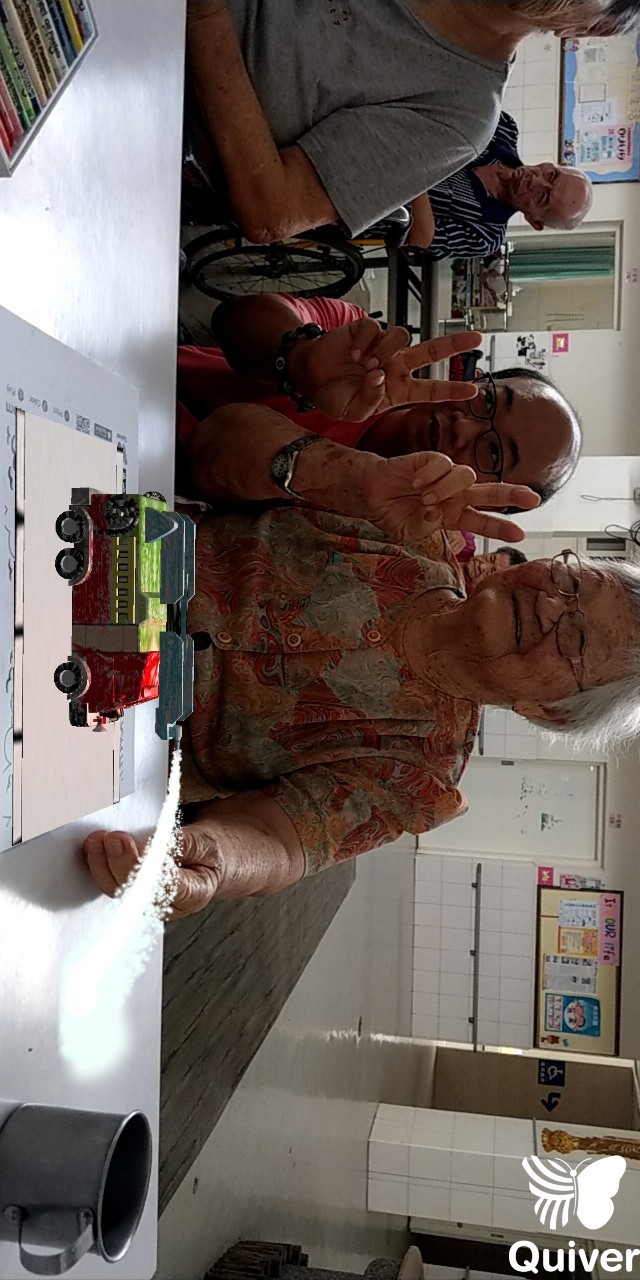 銀髮族健康照護課程中95歲的高齡長者玩AR