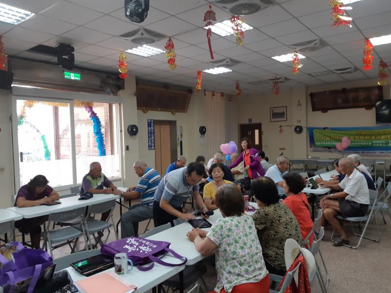 銀髮族社區專班-與平板電腦真麻吉-封面照