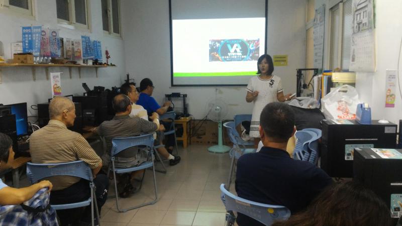 講師分享VR的學理知識。