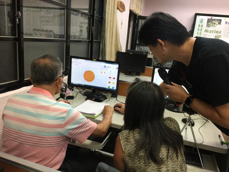 老師指導學員利用3D軟體，設計出印章，有方有圓，陰陽刻印章。