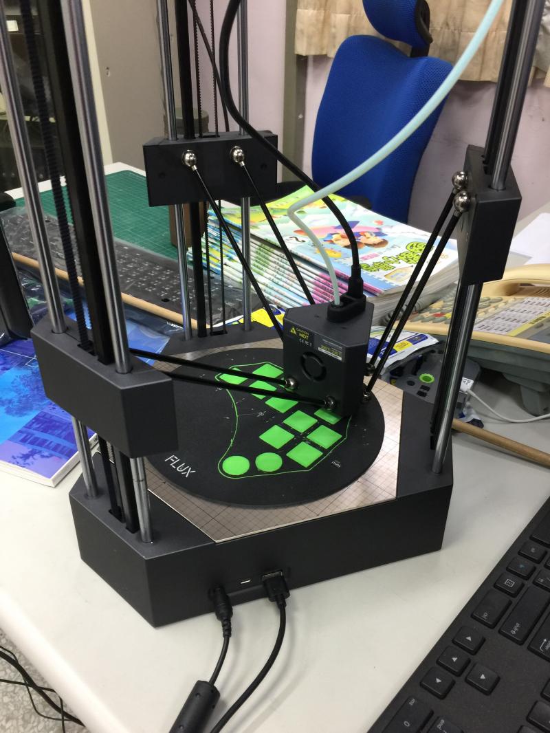 3D列印機器正在列印學員設計作品。