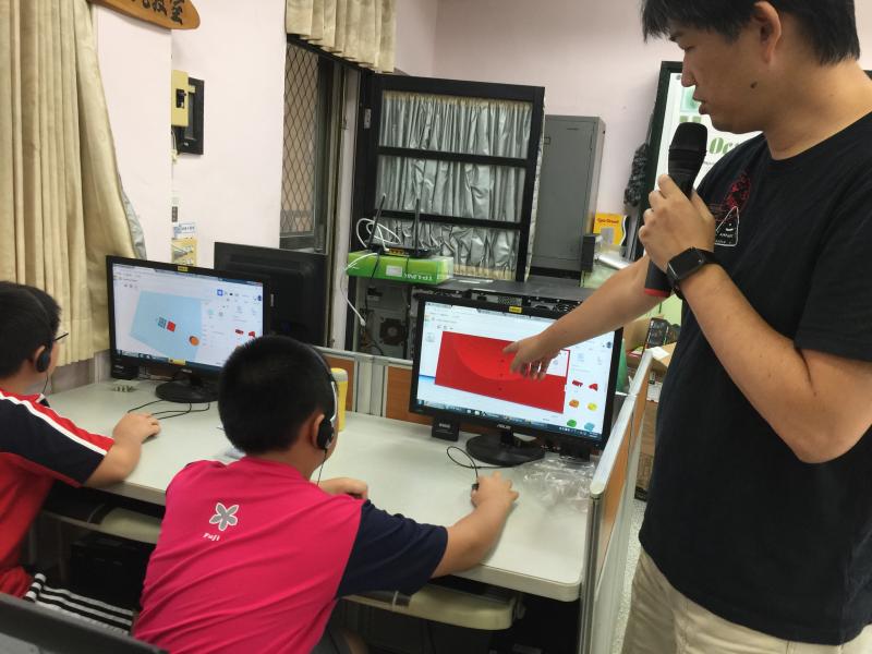 老師指導學員了解3D列印的種類及成型原理。