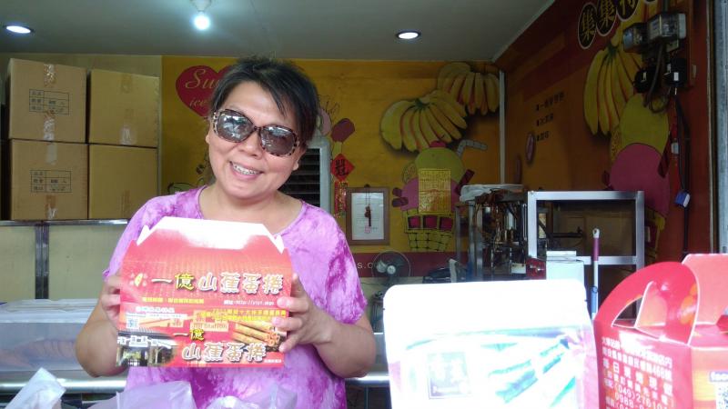 講師帶領集集DOC的學員們到集集街上練習使用手機實地拍攝