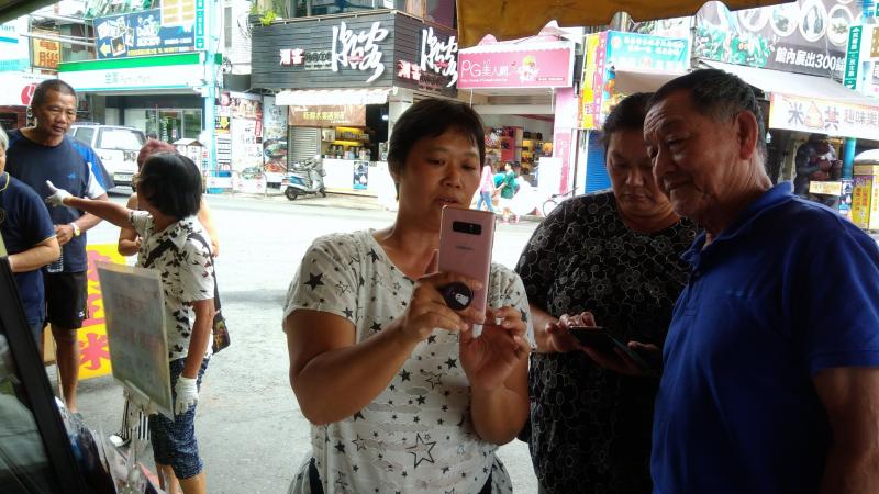 講師正在為學員們說明如何拍攝與取景