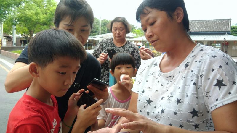 講師在指導學員使用剪輯軟體編輯剛剛拍攝的影片