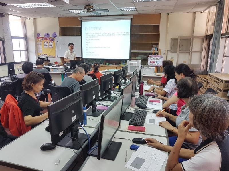 講師講解如何使用YouTube 搜尋及播放音樂