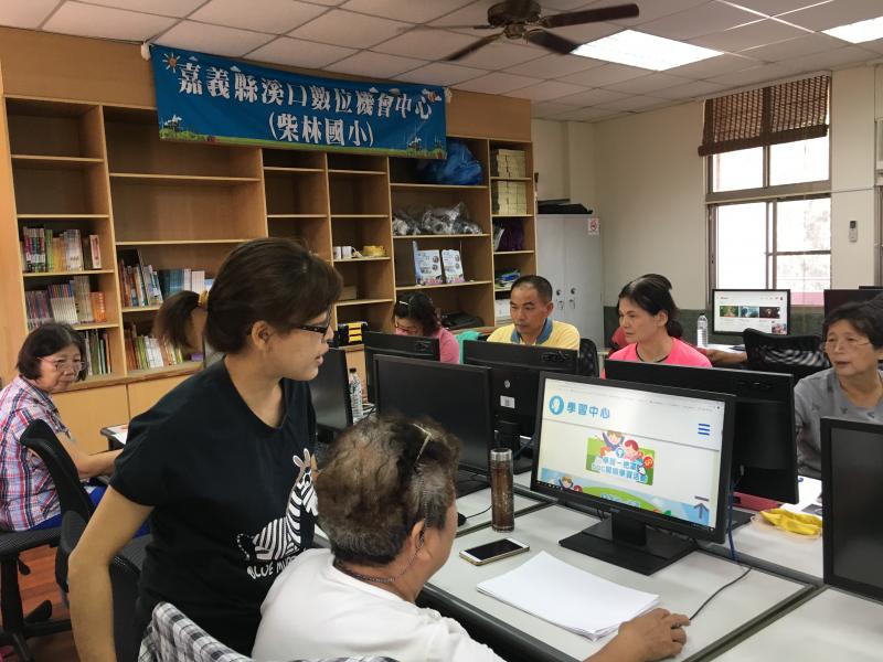 助教教導學員認識桌面上的各種程式