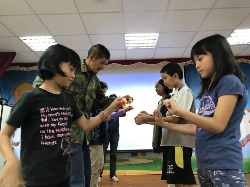 學員們手持陀螺儀，進行誰是陀螺儀王決戰賽