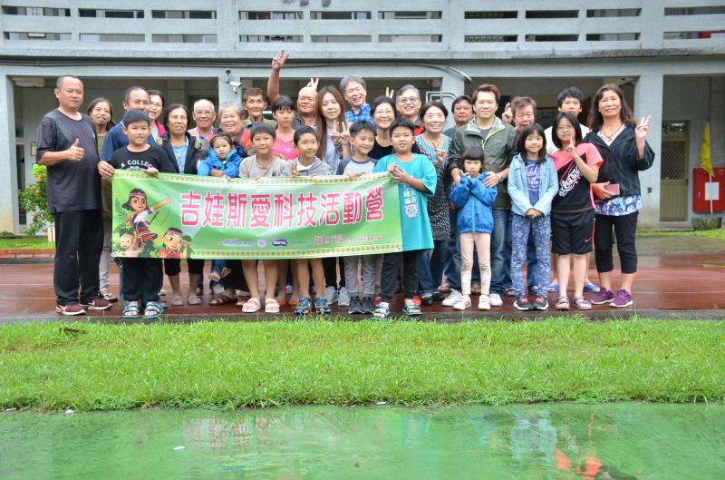 學員和教授一起持活動布條大合照