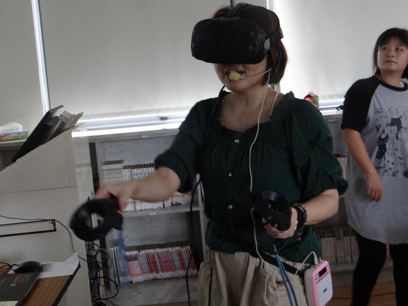 講師實際操作VR，示範給學員看。