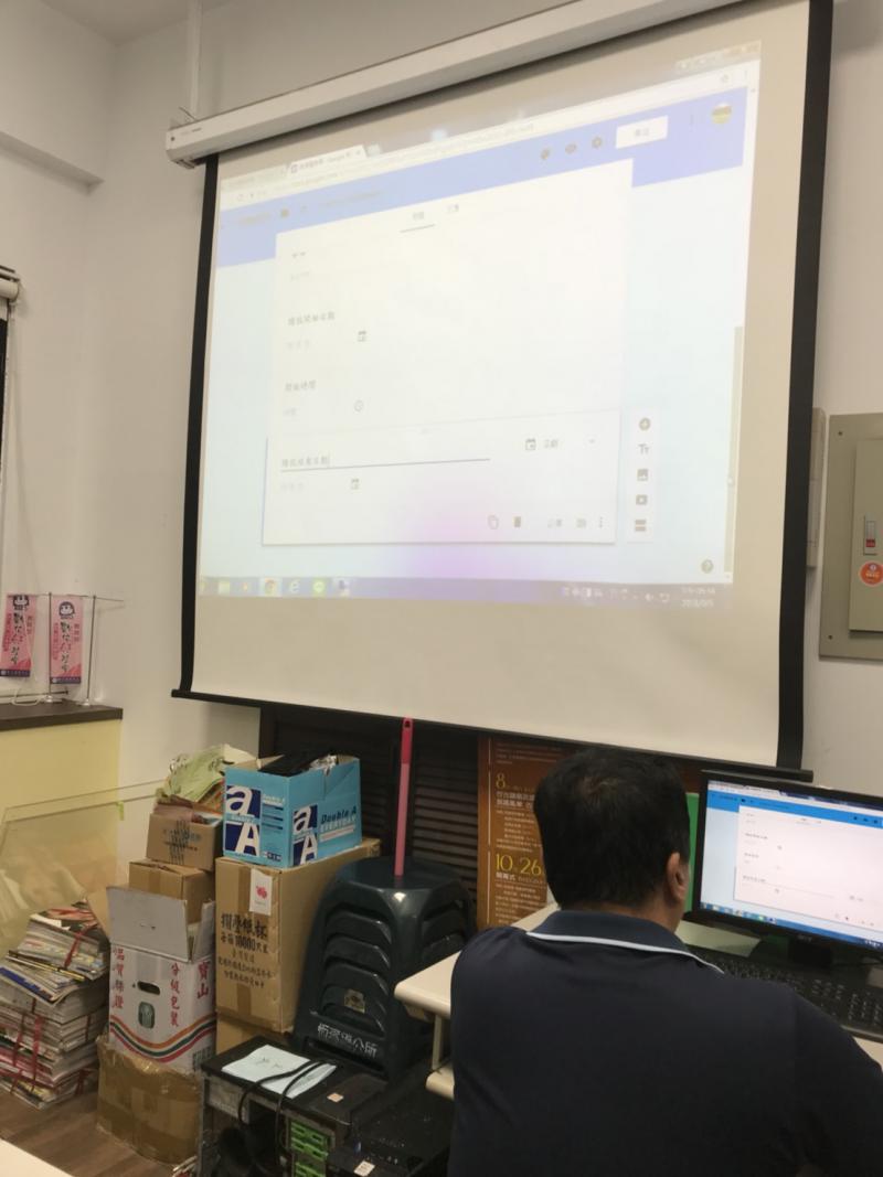 講師講解網路直播軟體，先以臉書為例