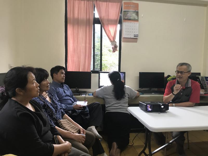 馬里光DOC開設「馬里光四季旅遊」課程，學員於課堂上仔細聽老師分享其他縣市部落的旅遊行程與路線特色。