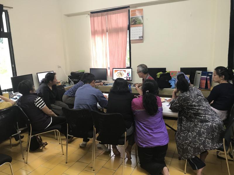 學員聽老師介紹各地特色民宿和特色料理時陶醉不已。