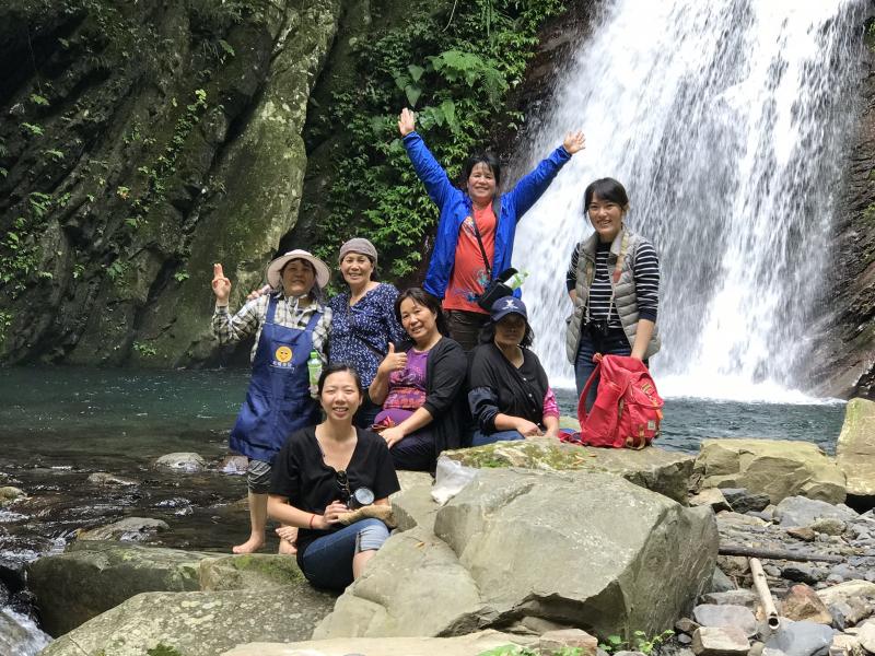 學員開心的在老鷹溪瀑布前合影。
