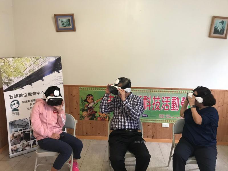 學員於課堂上第一次體驗VR，興奮的想要多看幾遍。