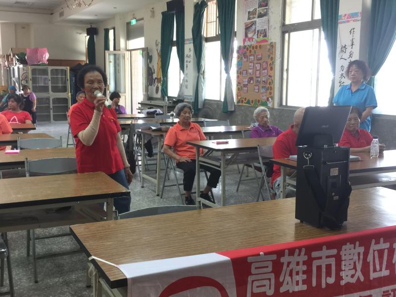 學員開心的分享搜尋到的歌曲