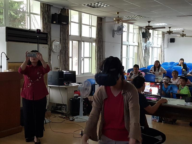 每位老師和學生都來試試VR機!