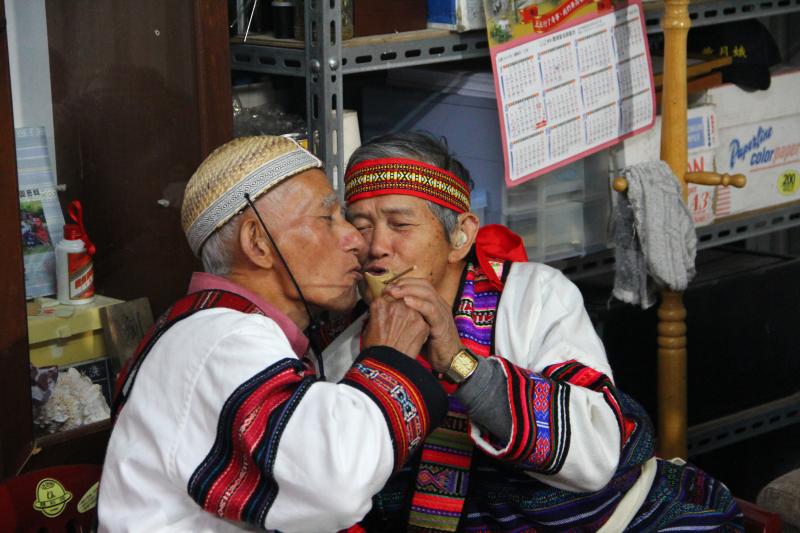 清安村大坪落部頭目Kaynu和耆老Akiyu二人，展現泰雅部落族人的共飲文化「Aynomi」，共飲一杯小米酒下肚，表示他們之間情誼深厚。
