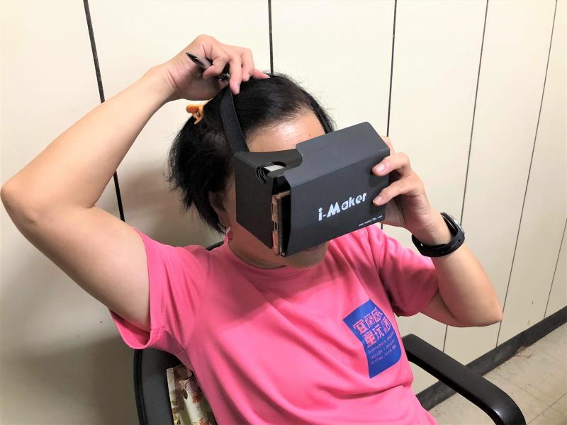 阿嬤帶上VR設備體驗虛擬實境