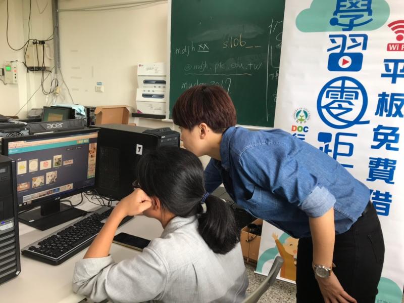 講師指導學員設計旅遊海報