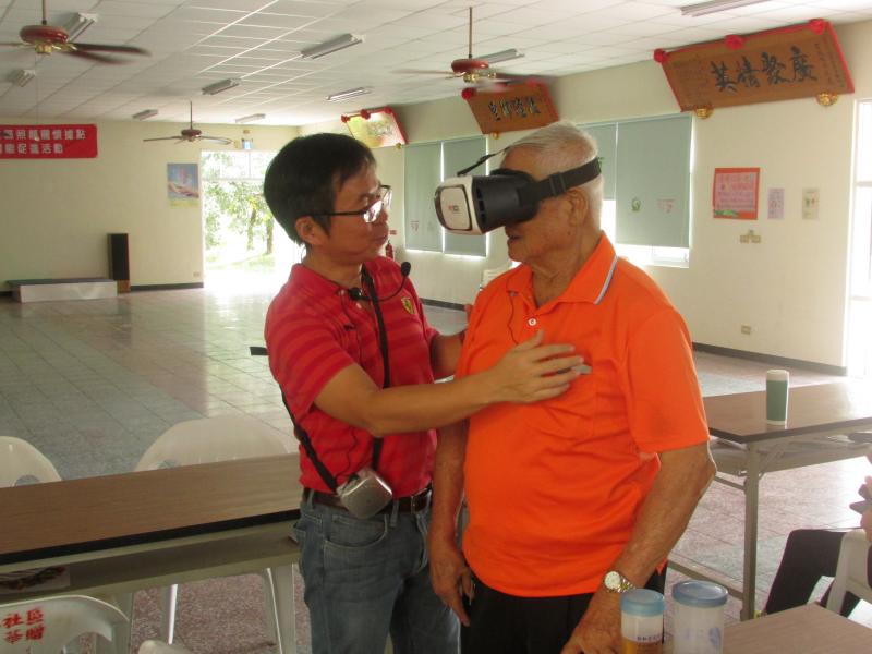 老師教學員體驗使用VR，學員都覺得很新奇。