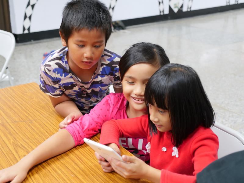 部落傳承的數位課程，由青壯年帶小朋友一起學習