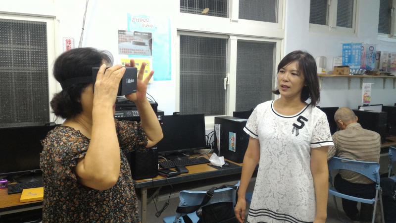 講師指導學員VR設備使用技巧。
