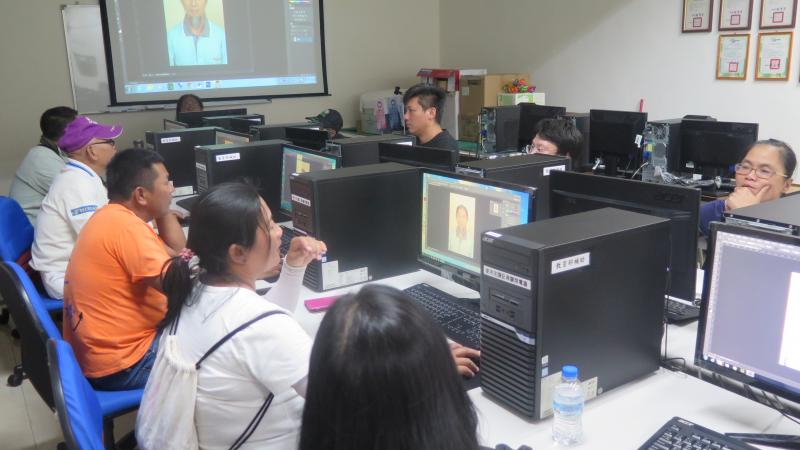 photoshop影像處裡課程總能吸引很多學員來學習。