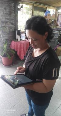 平板運用和學習課程在部落中非常有人氣氣喔！照片中的媽媽正在追劇中！