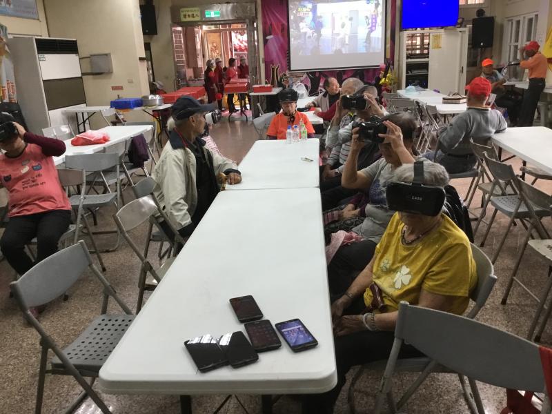 創新翻轉數位教學-認識VR體驗3D虛擬世界社區食堂服務C班-封面照