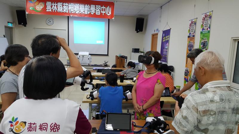 創新翻轉數位教學-認識VR體驗3D虛擬世界社區食堂服務D班-封面照