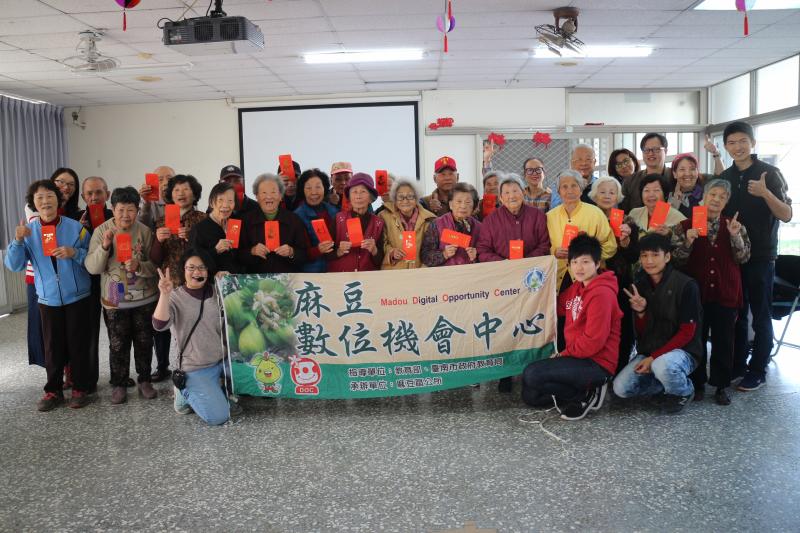 學員拿著燙金紅包合照