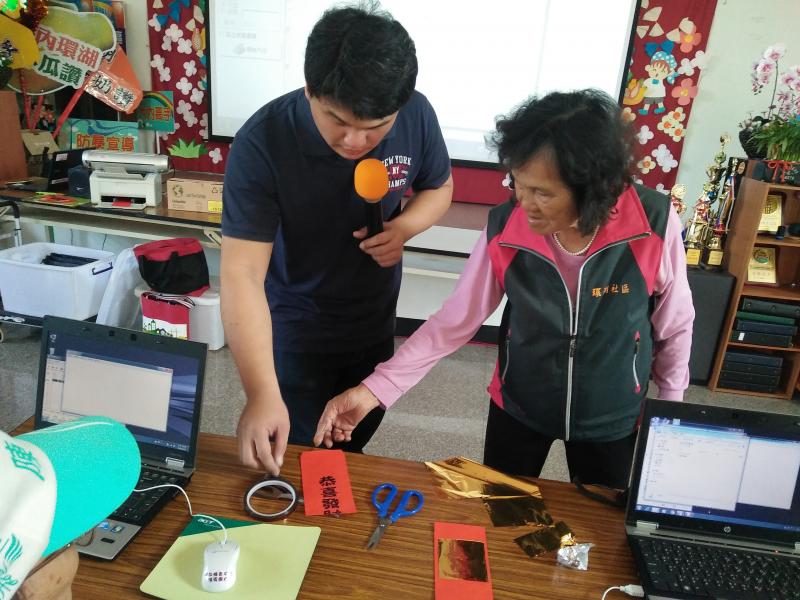 學員在老師的引導下，學習如何燙金