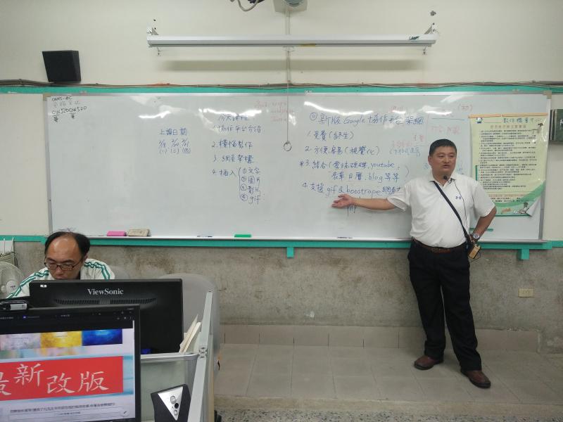 老師明確地把上課訊息寫在白板上面