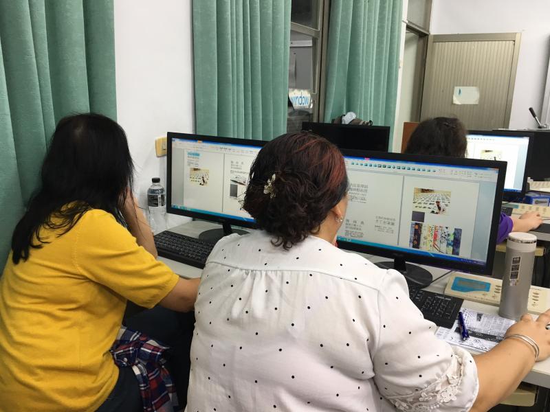 學員認真專注自己編打的文案製作