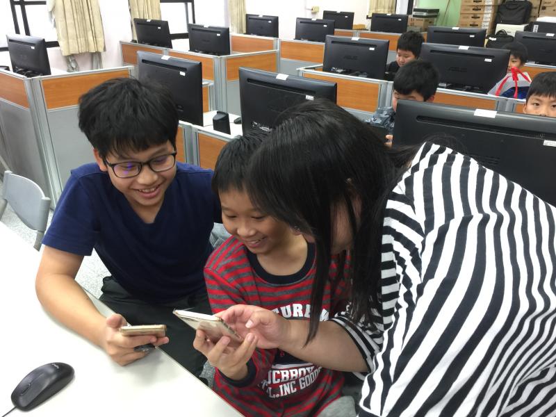 學員們利用手機平板成功設定照相app相關設定。