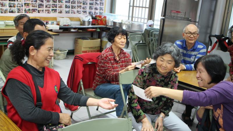 興農社區學員對於自己製作的圖片很得意