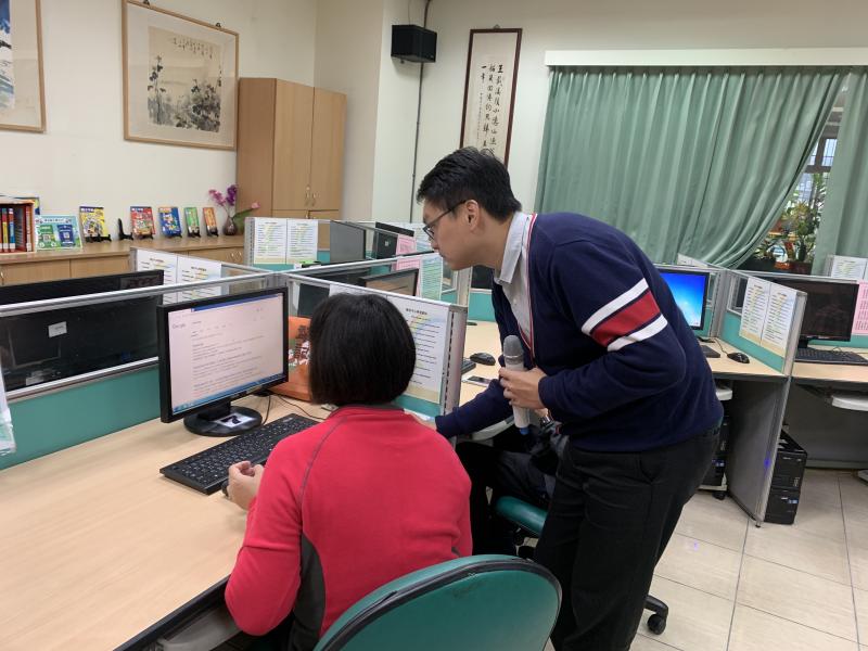 教導學員自製大頭照、海報、拼圖