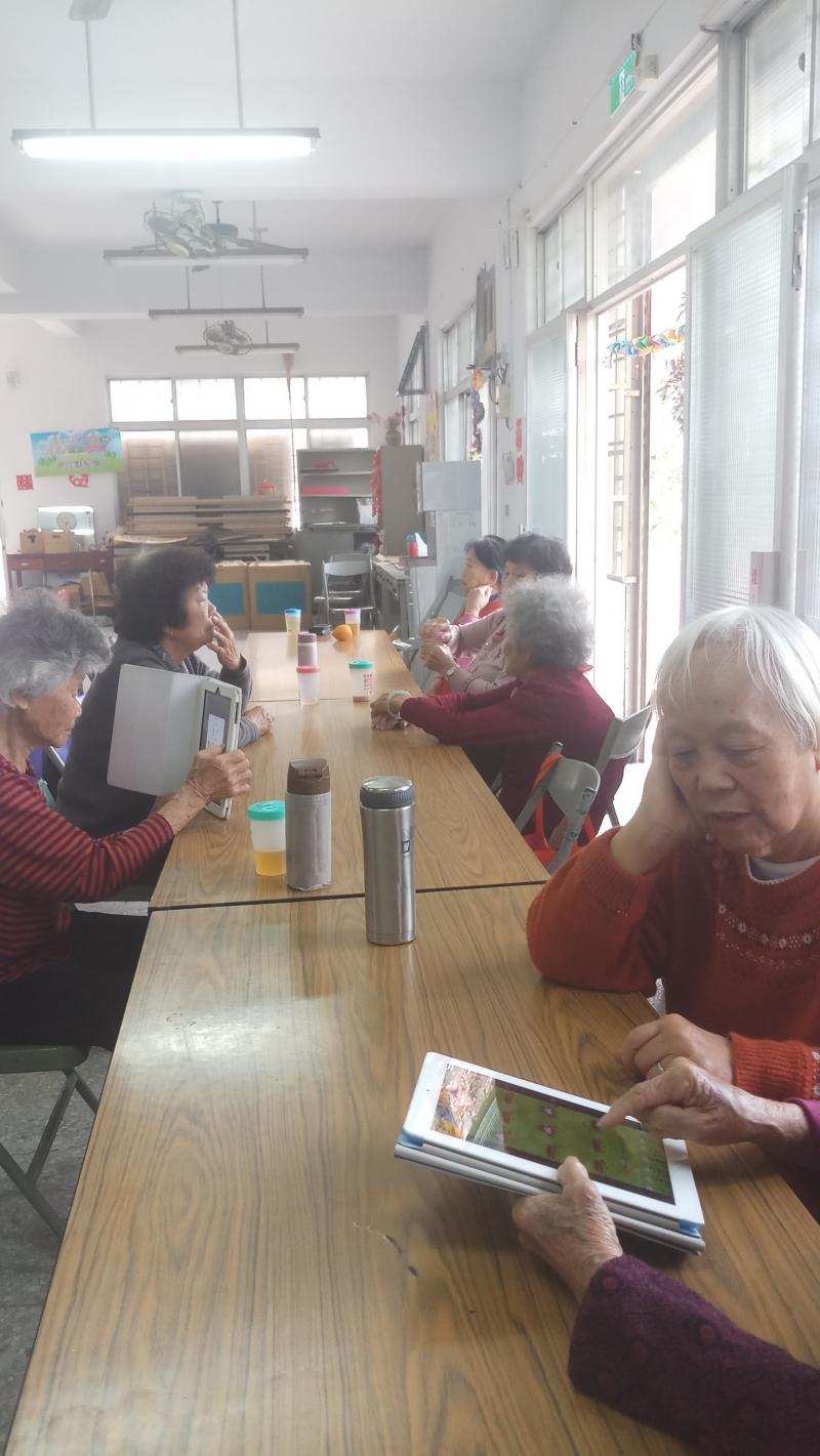 婆婆媽媽手機健康APP專班課程，學員認真專心的聽課。