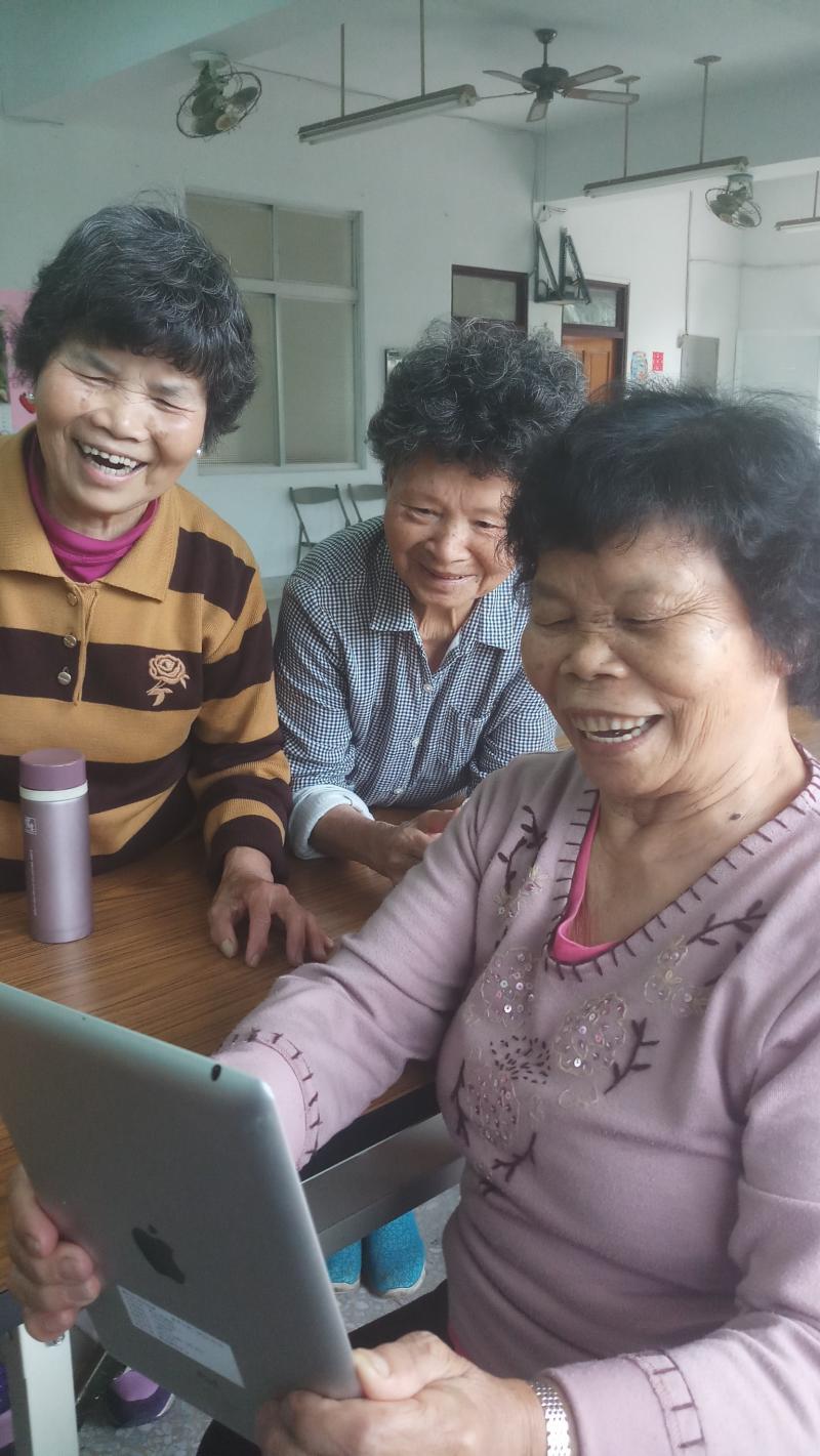 婆婆媽媽手機健康APP專班課程，學員拿著手機開心的操作與練習。