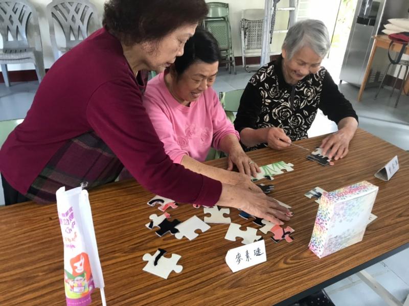 認識三媽拼圖卡,分組方式一起完成.  看見了學員之間的分工合作. 