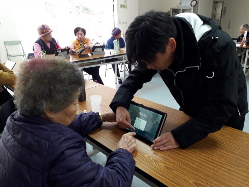 讓學員練習平板開關機,透過拼圖APP 體驗與實際拼圖卡有何不同.