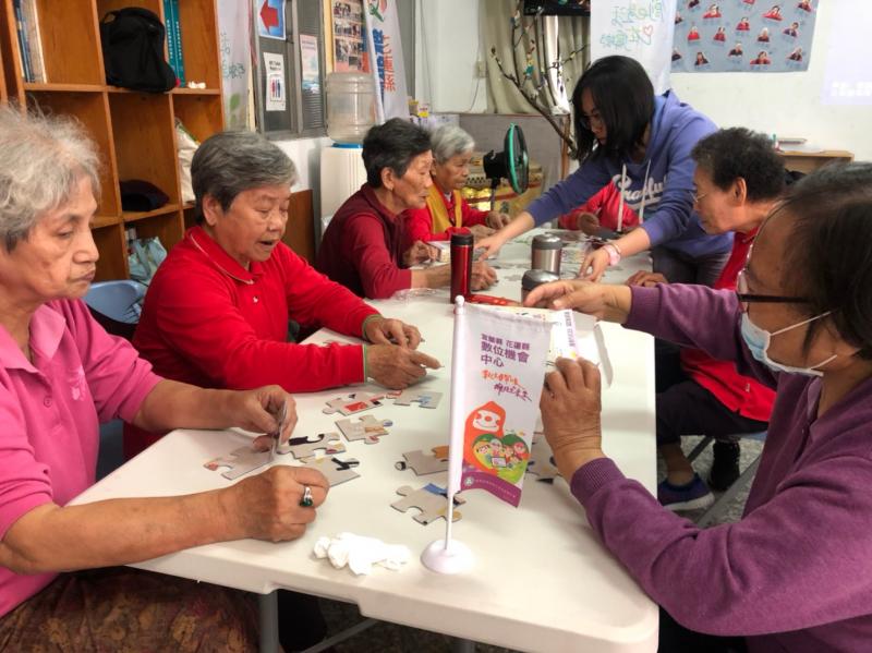 學員分組一起拚出三媽圖樣.一開始都說好難,好難.拼不出來.  拚著拚著,就認真起來.甚至還停不下來.