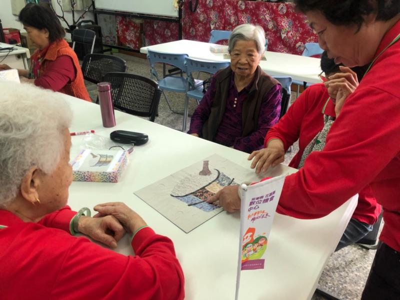 講師藉由拼圖APP遊戲,讓學員訓練手指及專注力並且複習平板操作.