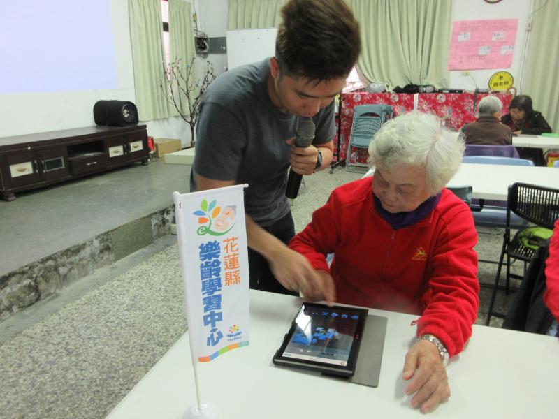 講師教學員使用平板