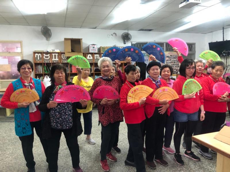 學員練習青銀廣場舞