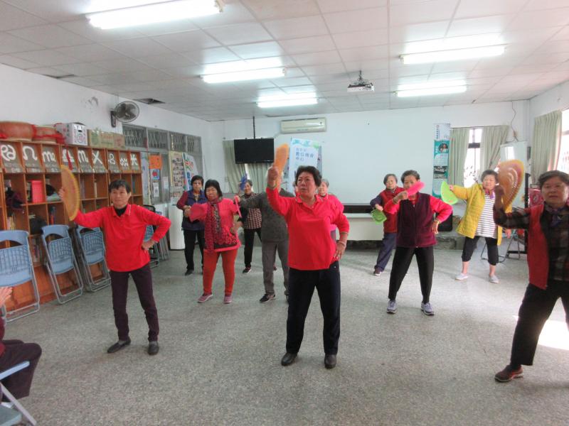 學員們錄製青銀廣場舞影片