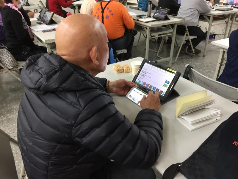 學員利用平板下載遊戲app「暗棋２」，讓年長者瞭解原來可以用平板下棋！大家玩的不亦樂乎。
