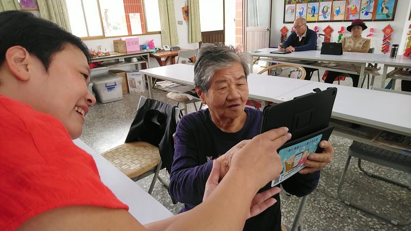 長輩學習拍照技巧